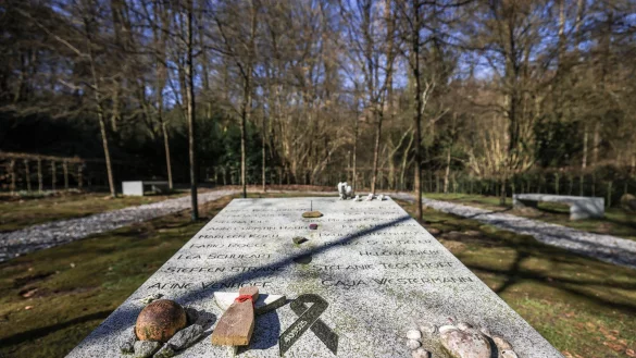 Auf dem Friedhof in Haltern erinnert ein symbolisches Klassenzimmer an die Spanischaustausch-Gruppe. Die Namen der Toten stehen auf dem Lehrerpult. - &copy; Oliver Berg/dpa
