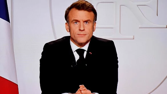 Frankreichs Präsident Macron prüft, ob auch Alliierte unter den Schutzschirm der französischen Atomwaffen rücken können. - © Ludovic Marin/AFP/dpa