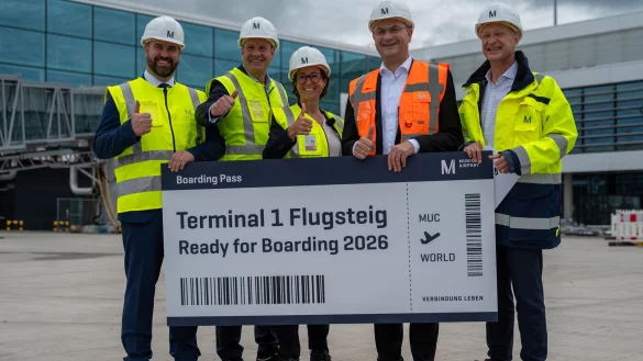 Sechs Millionen Passagiere im Jahr entsprechen etwa den Fluggastzahlen des Flughafens Hannover, wie Finanzminister Albert F&uuml;racker (in orange) sagt - &copy; Leonie Asendorpf/dpa