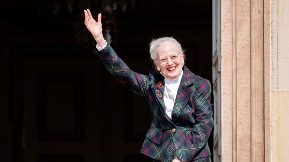 Königin Margrethe winkt an ihrem 85. Geburtstag den Gratulanten auf Schloss Fredensborg zu. - © Ida Marie Odgaard/Ritzau Scanpix Foto/AP/dpa