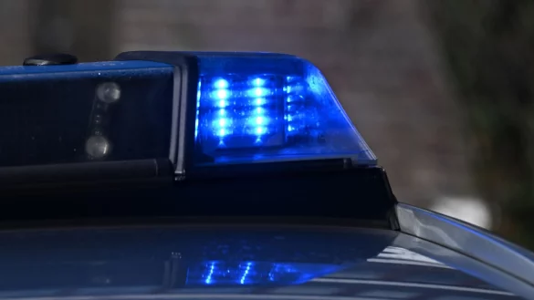 Drei Menschen wurden bei dem Unfall leicht verletzt. (Foto Ilustration) - © Bernd Weißbrod/dpa