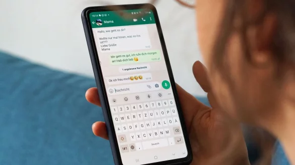 K&uuml;sschen-Smiley oder nur Schwarz auf Wei&szlig;? Die Entscheidung f&uuml;r oder gegen Emojis kann in der Kommunikation einen Unterschied machen. - &copy; Weronika Peneshko/dpa