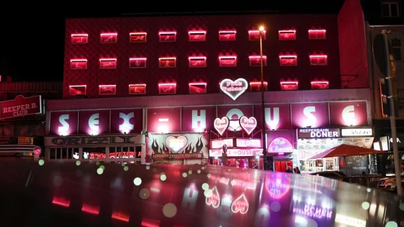 Die Reeperbahn bei Nacht zu erkunden, geh&ouml;rt f&uuml;r viele zu einem Hamburg-Besuch dazu. - &copy; Christian Charisius/dpa