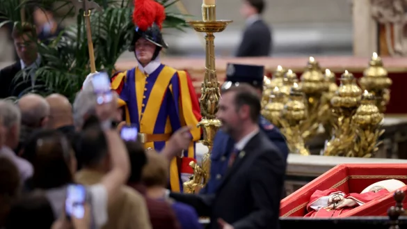 Gläubige stehen im Petersdom an für eine letzte Ehrerweisung an Papst Franziskus. - © Christoph Reichwein/dpa