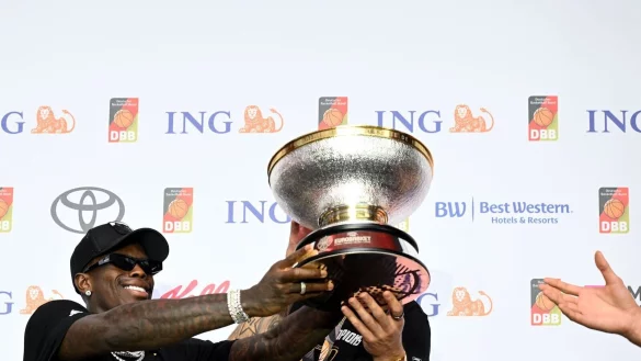 Schr&ouml;der brachte die Troph&auml;e auf die B&uuml;hne. - &copy; Boris Roessler/dpa