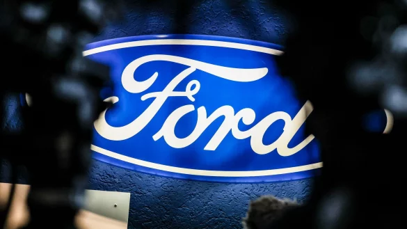 Das Ford-Logo im strahlenden Glanz - bleibt es auch in Zukunft wichtig in K&ouml;ln? - &copy; Christoph Reichwein/dpa