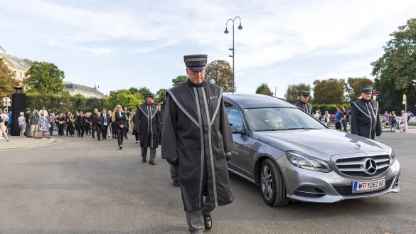 Theater-Kollegen folgten dem Sarg um das Burgtheater. - © Tobias Steinmaurer/APA/dpa