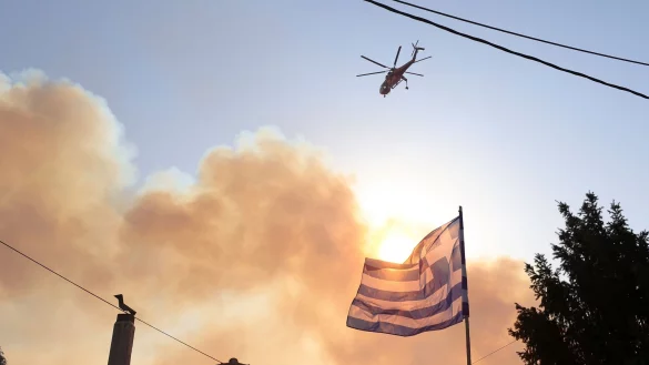 Angst vor der Nacht: Im Dunkeln k&ouml;nnen die L&ouml;schflugzeuge und Hubschrauber nicht fliegen - &copy; Yorgos Karahalis/AP/dpa