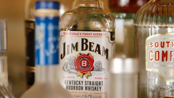 Führt die EU Vergeltungszölle auf US-Produkte wie amerikanischen Whiskey ein? Das ist eine der Fragen im aktuellen Zollkonflikt. - © Gerald Matzka/dpa-Zentralbild/ZB