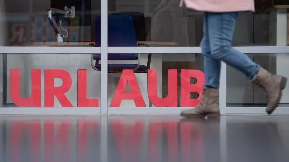 Resturlaub zum neuen Arbeitgeber mitnehmen geht in der Regel nicht. Absprache mit dem neuen Chef kann aber helfen. - © Sebastian Kahnert/dpa/dpa-tmn