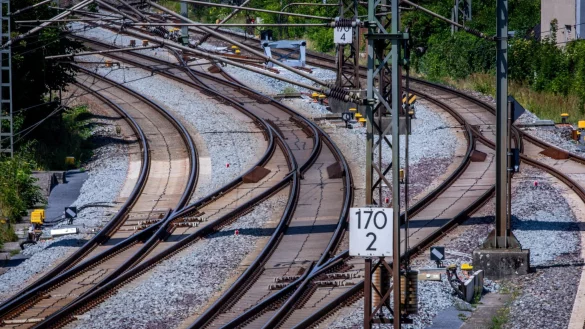 Der Bund gibt inzwischen deutlich mehr Geld für die Verbesserung des Schienennetzes aus. Allein 2,2 Milliarden Euro fließen in die Komplettsanierung der Strecke Hamburg-Berlin. (Archivbild) - © Jens Büttner/dpa