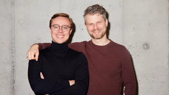 Die beiden Mitbegründer des Berliner KI-Start-ups Parloa Malte Kosub (l) und Stefan Ostwald. - © Parloa/dpa