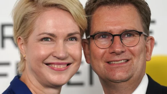 Seit 25 Jahren verheiratet: Schwesig und ihr Ehemann Stefan. (Archivbild) - © Marcus Brandt/dpa