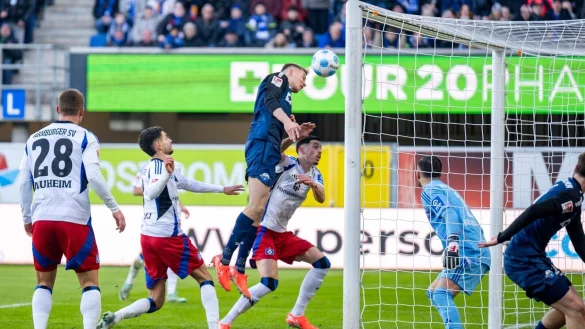 Paderborns Filip Bilbija (M) ist per Kopf erfolgreich. - © David Inderlied/dpa