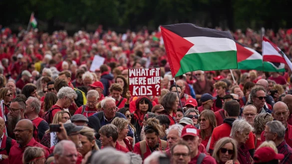 Zehntausende Niederländer verlangen von ihrer Regierung einen schärferen Kurs gegenüber Israel. - © Phil Nijhuis/ANP/dpa
