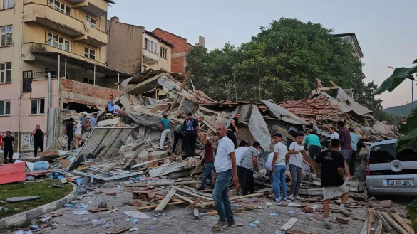 Menschen beseitigen in Sindirgi die Tr&uuml;mmer eines eingest&uuml;rzten Geb&auml;udes. - &copy; Bahadir Demirceviren/IHA/AP/dpa