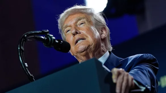 US-Pr&auml;sident Donald Trump will weniger Leitplanken f&uuml;r amerikanische KI. - &copy; Julia Demaree Nikhinson/AP/dpa