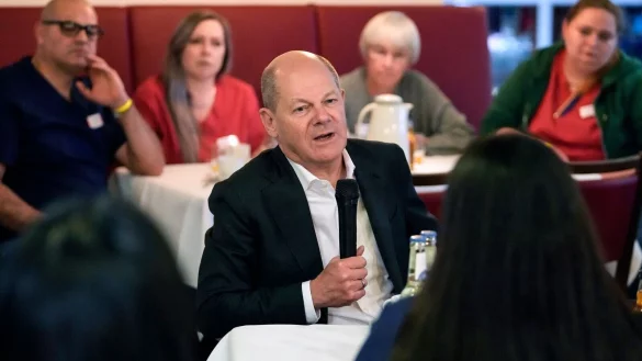 Bundeskanzler Scholz hat sich in K&ouml;ln als B&uuml;ttenredner versucht. - &copy; Martin Meissner/AP Pool/dpa