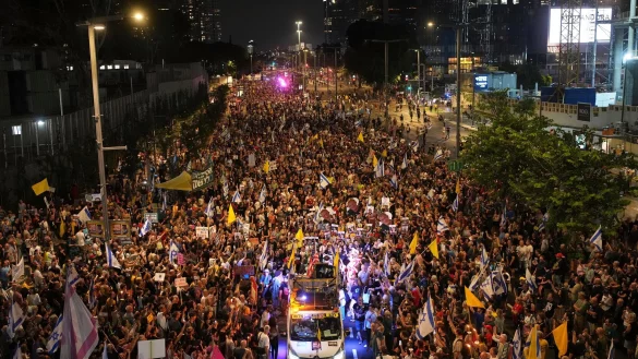In Israel kommt es wegen der beschlossenen Ausweitung des Gaza-Krieges zu Massenprotesten. - © Ohad Zwigenberg/AP/dpa