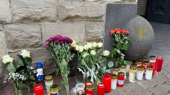 Die Menschen in Völklingen legten Blumen und Kerzen bei der Polizei ab. - © Christian Schultz/dpa