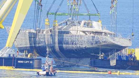 Nach zehn Monaten wurde die Luxusyacht komplett aus dem Wasser gehoben. - © Peter Byrne/PA Wire/dpa