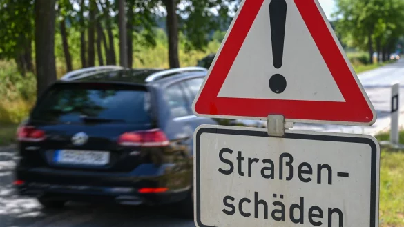 Tausende Kilometer Straßen und Schienen sind reparaturbedürftig. (Archivbild) - © Patrick Pleul/dpa-Zentralbild/ZB