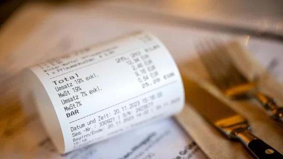 Seit 2020 müssen Händler ihren Kunden einen Bon aushändigen - diese Pflicht soll künftig wieder entfallen. (Symbolbild) - © Sina Schuldt/dpa