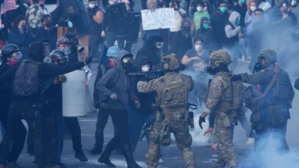 In Portland gibt es seit L&auml;ngerem Proteste rund um eine ICE-Einrichtung - dabei wurde im Juni auch Tr&auml;nengas gegen Demonstranten eingesetzt. (Archivbild) - &copy; Jenny Kane/AP/dpa