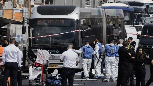 Rettungskräfte am Ort eines Anschlags, bei dem in Jerusalem mehrere Menschen getötet wurden. - © Mahmoud Illean/AP/dpa