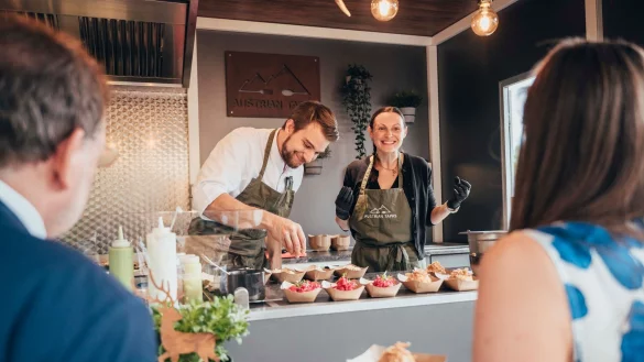 Das Tolle an Tapas? Da sie in kleinen Häppchen daherkommen, kann man viel Unterschiedliches probieren - so auch am Foodtruck von «Austrian Tapas». - © Austrian Tapas/dpa-tmn