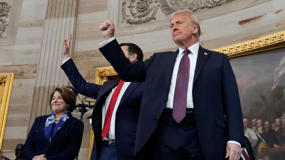 Trump bleibt seiner Tradition treu: Er streut teils die Unwahrheit. - © Morry Gash/AP Pool/dpa