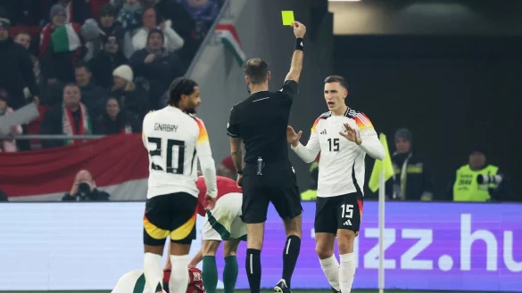 Nico Schlotterbeck sah in der Nations League schon dreimal Gelb. Ihm droht eine weitere Sperre. - © Christian Charisius/dpa