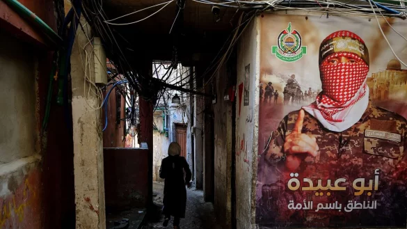 Ein Plakat des Hamas-Sprechers Abu Obeida. (Archivbild) - © Marwan Naamani/dpa