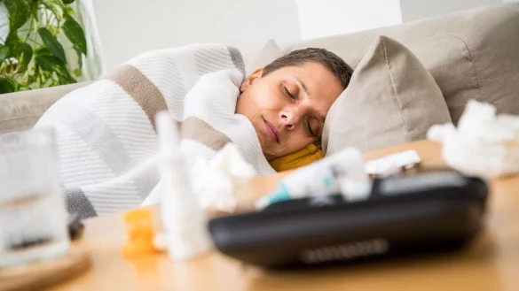 Eine Grippe wird durch Influenzaviren ausgelöst und kann Betroffene regelrecht lahmlegen. - © Christin Klose/dpa-tmn