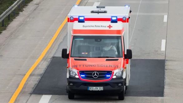 Die Rettungskr&auml;fte brachten den Mann in ein Krankenhaus. (Symbolbild) - &copy; Armin Weigel/dpa
