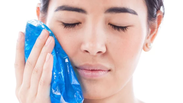 Bei akuten Zahnschmerzen kann ein K&uuml;hlpack die Schwellungen lindern. Um Erfrierungen zu verhindern, sollte es nicht eiskalt sein - oder in ein Tuch gewickelt werden. - &copy; Christin Klose/dpa-tmn