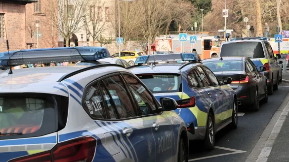 Nach dem Messerangriff in Aschaffenburg sind nun die Behörden gefragt. - © Ralf Hettler/dpa