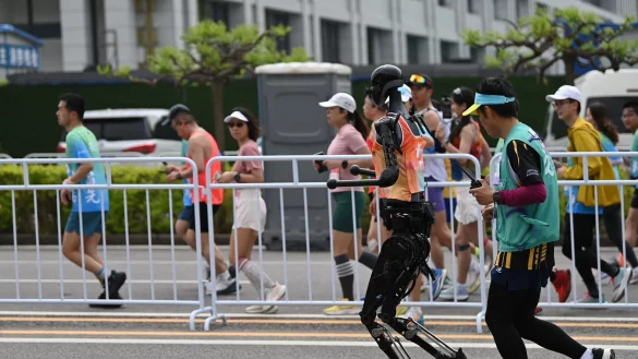 In Peking sind Humanoide bei einem Halbmarathon gegen Menschen gelaufen. - © Johannes Neudecker/dpa