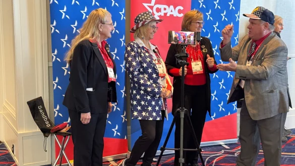 Die CPAC gilt als Klassentreffen der Trump-Fans. - © Luzia Geier/dpa