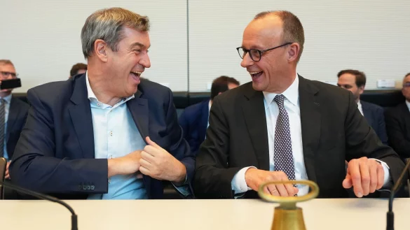 Bei der konstituierenden Sitzung der neuen Unionsfraktion präsentieren sich Wahlsieger Friedrich Merz (CDU) und CSU-Chef Markus Söder bestens gelaunt. Während die Union aufs Tempo drückt, setzt die SPD ihren eigenen Ton. - © Michael Kappeler/dpa