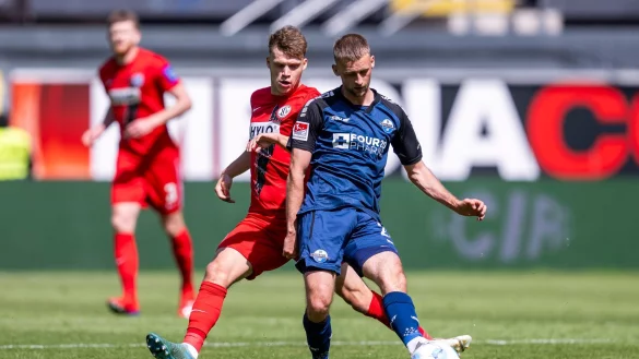 Intensive Partie im vollen Paderborner Stadion. - © David Inderlied/dpa