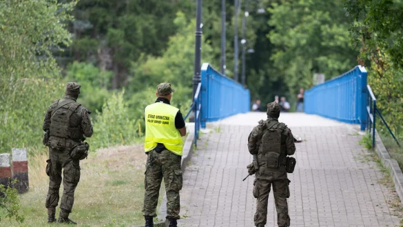 Kontrolliert wird nicht nur an den Hauptverkehrswegen. - © Sebastian Kahnert/dpa