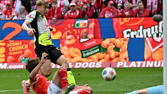 Daniel Svensson (l) erzielte das 1:0 f&uuml;r Borussia Dortmund gegen den FSV Mainz 05. - &copy; Torsten Silz/dpa