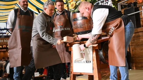 Zwei Schl&auml;ge brauchte Stuttgarts Oberb&uuml;rgermeister Frank Nopper (CDU) f&uuml;r den Fassanstich. - &copy; Bernd Wei&szlig;brod/dpa