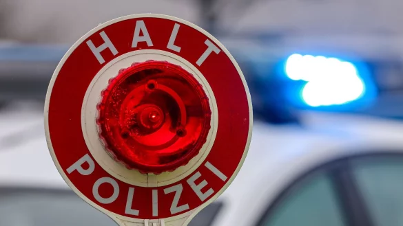 Auf die Aufforderung der Polizisten anzuhalten, reagierte der Bochumer nicht und versuchte zu fliehen. (Symbolbild) - © Jan Woitas/dpa