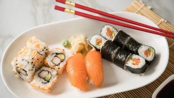 Ein Ampelsystem vom WWF zeigt bei 13 typischen Sushi-Zutaten an, was eher nicht auf den Teller gehört und was eine gute Wahl ist. - © Christin Klose/dpa-tmn