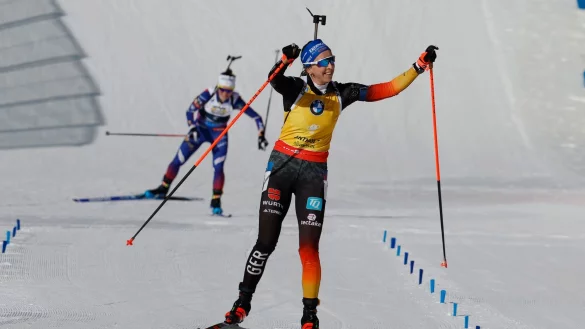 Wieder auf dem Podest: Franziska Preuß - © Alessandro Trovati/AP/dpa