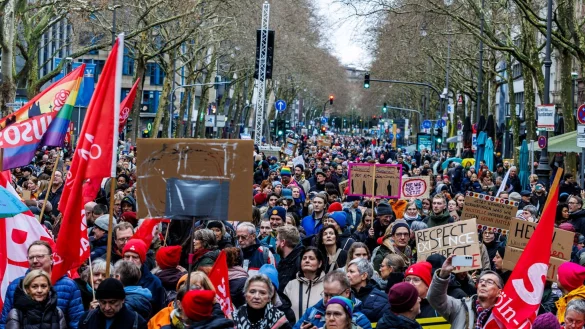 An dem lautstarken Protestzug mit Trommeln und Kocht&ouml;pfen durch die K&ouml;lner Innenstadt nahmen nach Sch&auml;tzungen der Polizei etwa 15.000 bis 20.000 Menschen teil. - &copy; Christoph Reichwein/dpa
