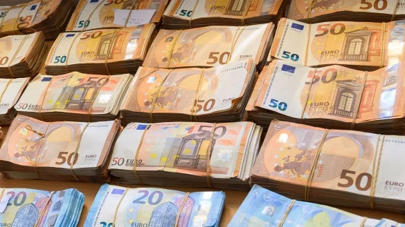 Großspenden füllen derzeit die Wahlkampfkassen von CDU und FDP. - © Silas Stein/dpa