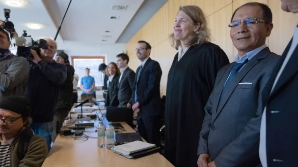 Der Kläger Saul Luciano Lliuya war selbst zur mündlichen Verhandlung nach Hamm gekommen. - © Rolf Vennenbernd/dpa